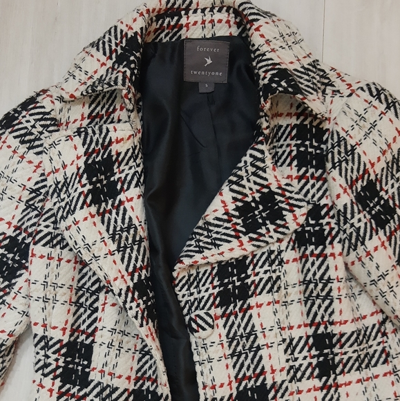 Unique coat - Picture 2 of 8